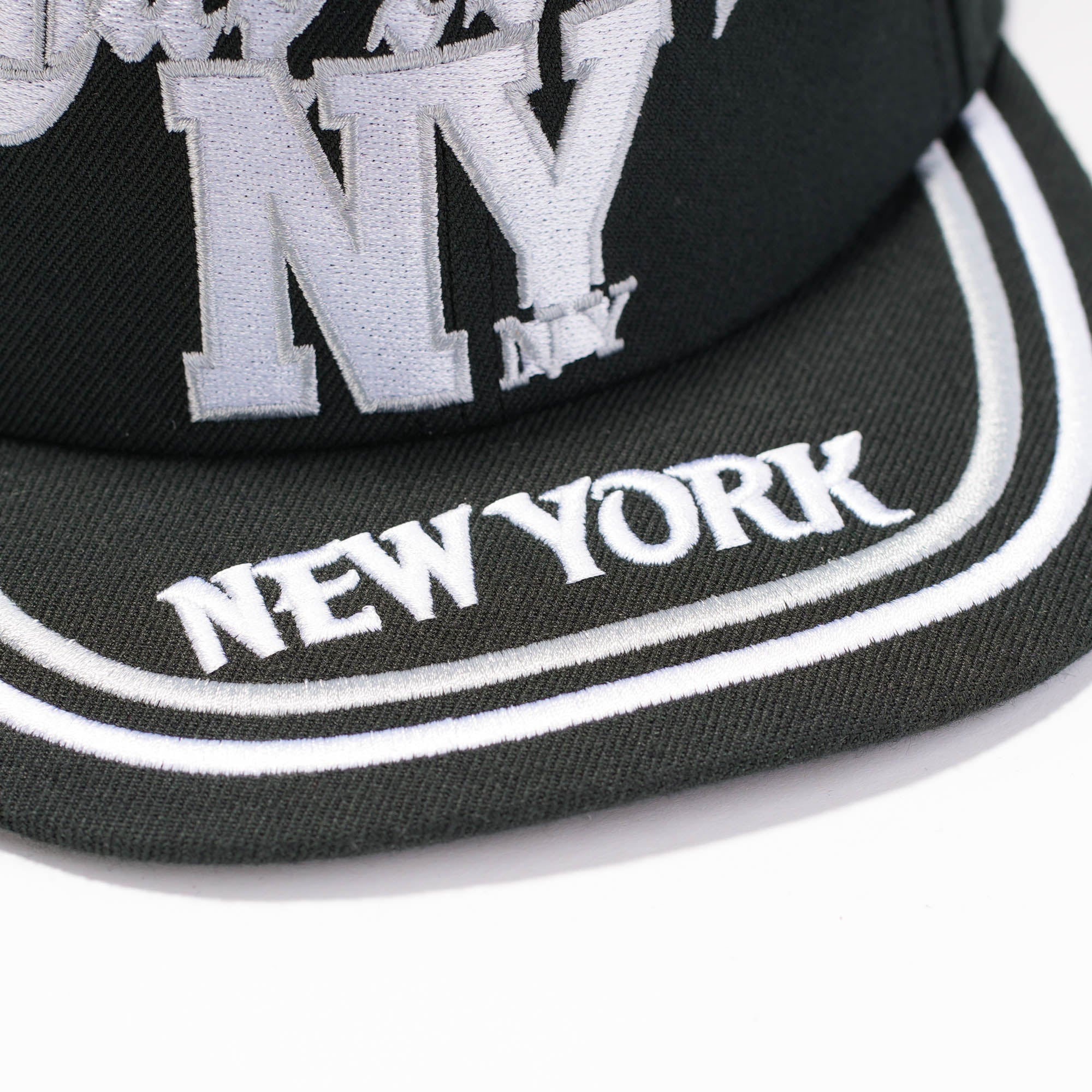 NY supreme negra blanca