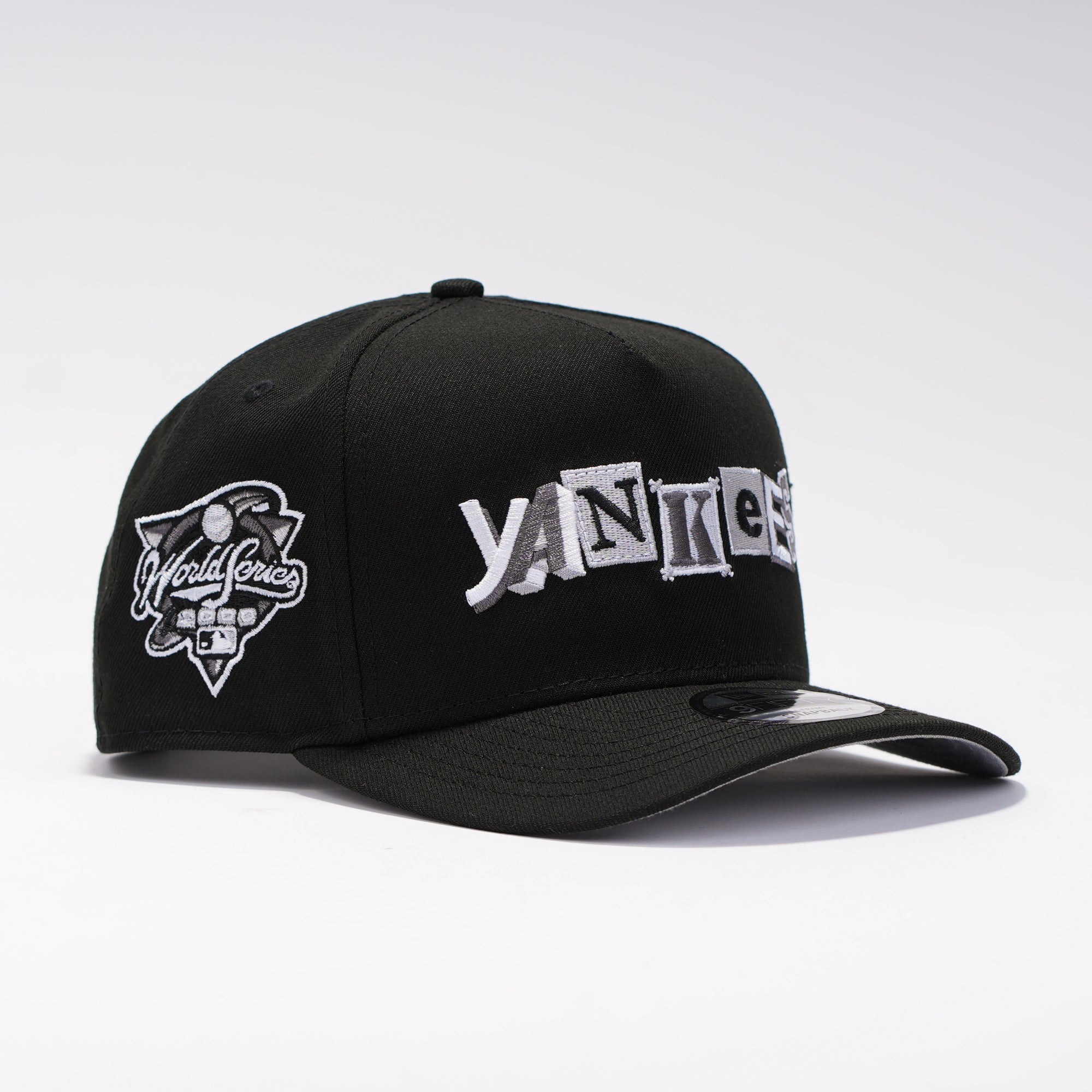 NY Yankees Lettering Negro y Gris